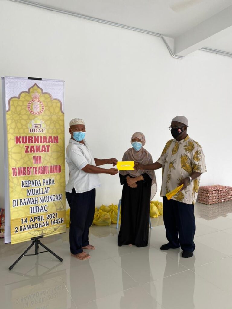 Kurniaan Zakat YMM Tg Anis Bt Tg Abdul Hamid Kepada Para Muallaf Ramadhan 1442H 1