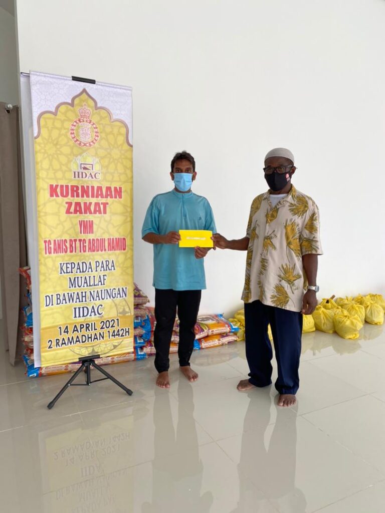 Kurniaan Zakat YMM Tg Anis Bt Tg Abdul Hamid Kepada Para Muallaf Ramadhan 1442H 10