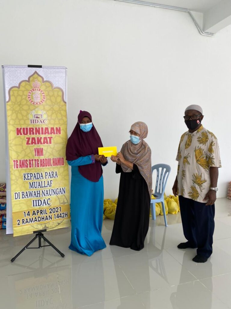 Kurniaan Zakat YMM Tg Anis Bt Tg Abdul Hamid Kepada Para Muallaf Ramadhan 1442H 2