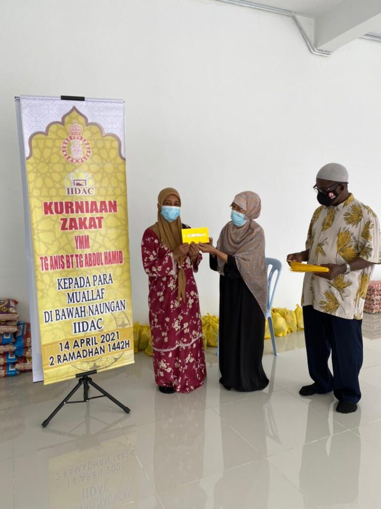 Kurniaan Zakat YMM Tg Anis Bt Tg Abdul Hamid Kepada Para Muallaf Ramadhan 1442H 3