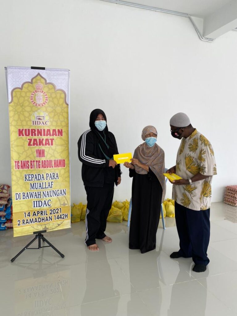 Kurniaan Zakat YMM Tg Anis Bt Tg Abdul Hamid Kepada Para Muallaf Ramadhan 1442H 4