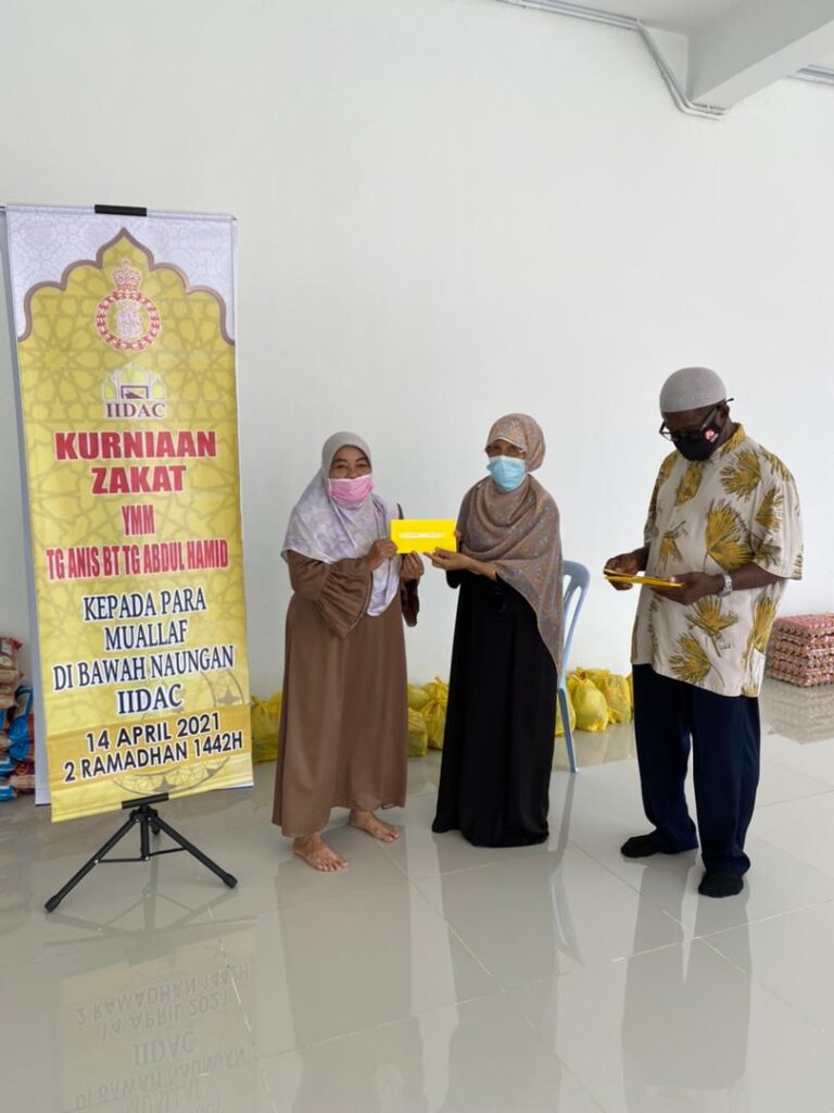 Kurniaan Zakat YMM Tg Anis Bt Tg Abdul Hamid Kepada Para Muallaf Ramadhan 1442H 8